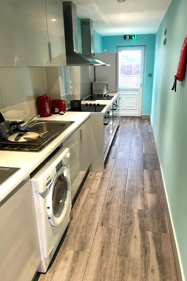 Letzi Private En-Suite, Near Heathrow Airport T3 Hayes  0*, Hayes (Greater London) Reino Unido