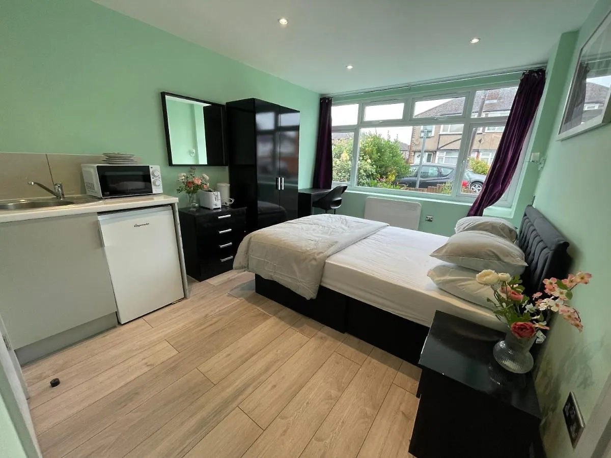 Letzi Private En-Suite, Near Heathrow Airport T3 Hayes  Pensión Hayes (Greater London)