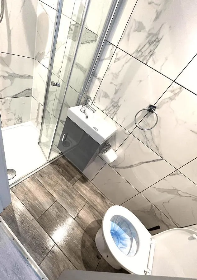 Letzi Private En-Suite, Near Heathrow Airport T3 Hayes  Hayes (Greater London)