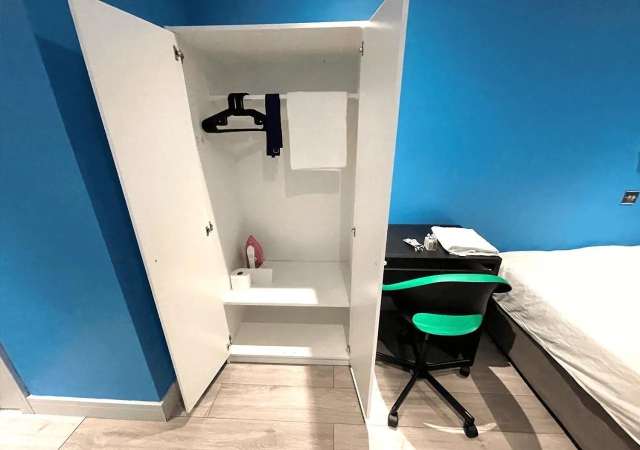 Letzi Private En-Suite, Near Heathrow Airport T3 Hayes  Guest house Hayes (Greater London)