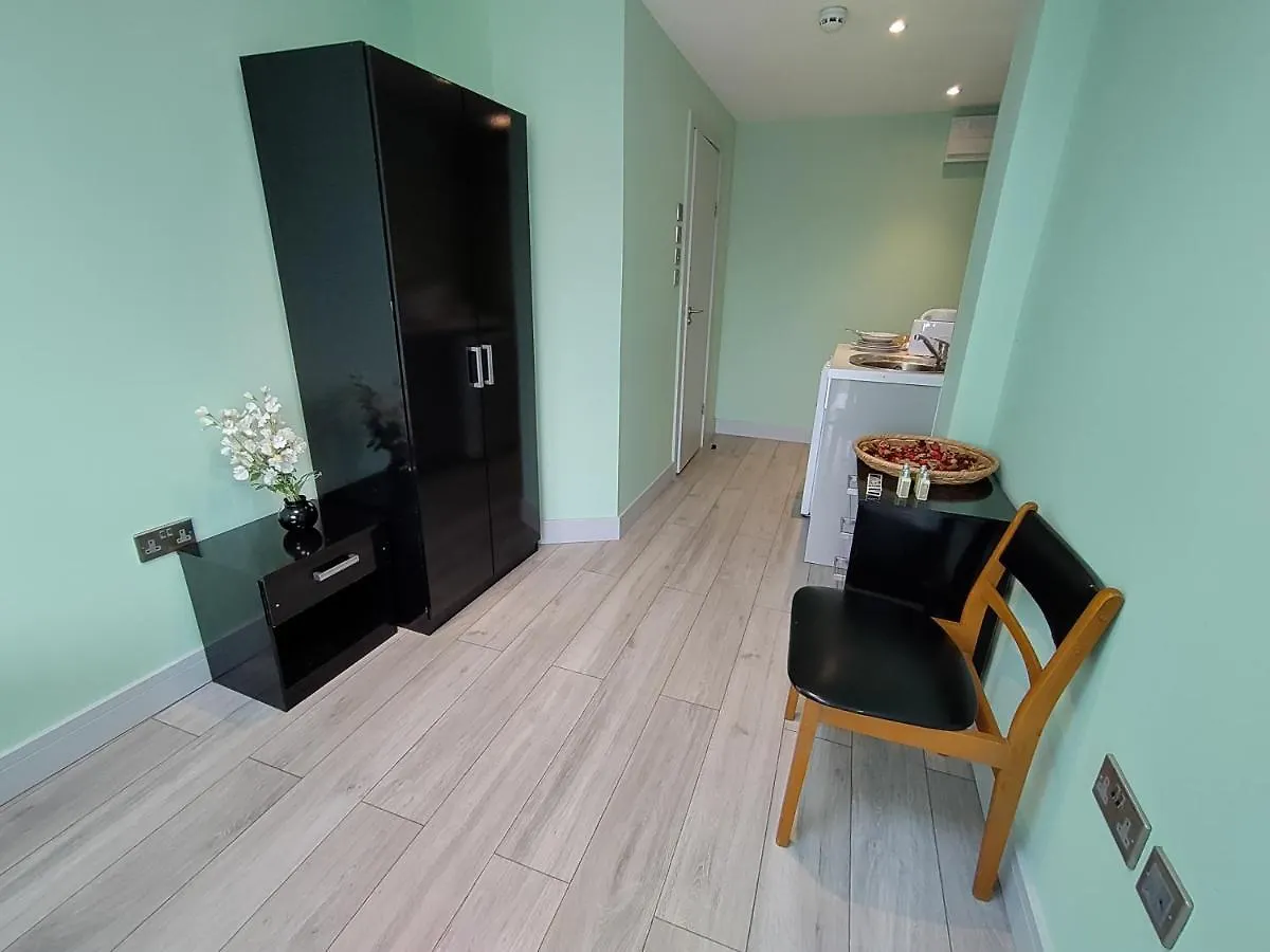 Letzi Private En-Suite, Near Heathrow Airport T3 Hayes  Guest house