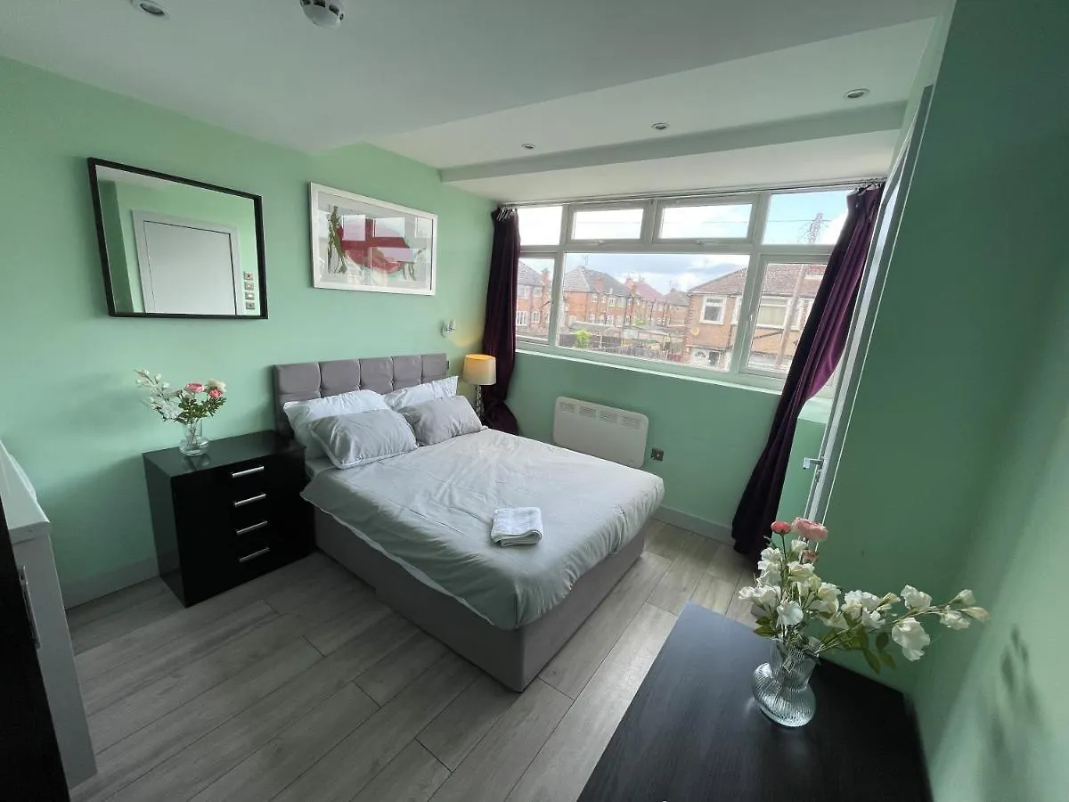 Guest house Letzi Private En-Suite, Near Heathrow Airport T3 Hayes