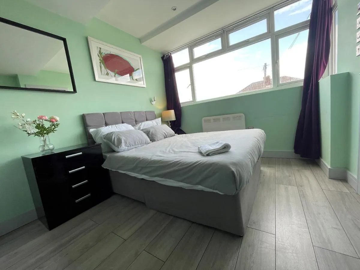 Letzi Private En-Suite, Near Heathrow Airport T3 Hayes  Guest house Hayes (Greater London)