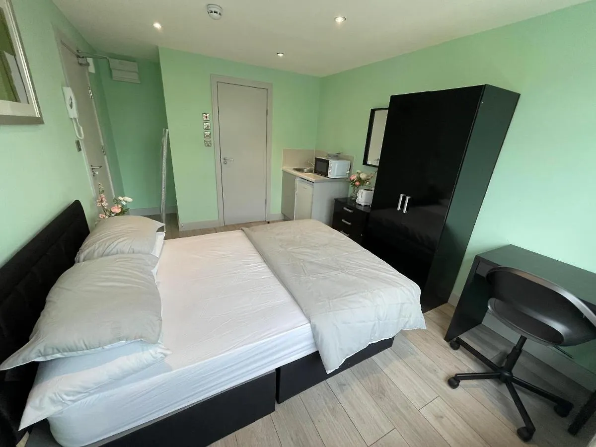 Letzi Private En-Suite, Near Heathrow Airport T3 Hayes  0*, Hayes (Greater London)