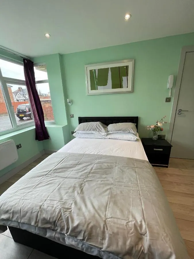 Guest house Letzi Private En-Suite, Near Heathrow Airport T3 Hayes