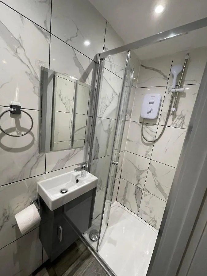 Guest house Letzi Private En-Suite, Near Heathrow Airport T3 Hayes