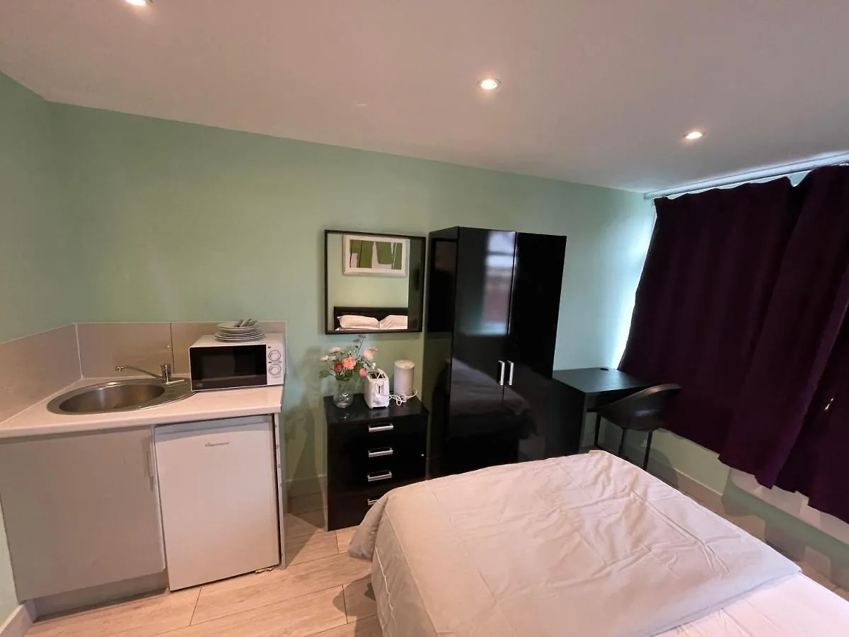 Guest house Letzi Private En-Suite, Near Heathrow Airport T3 Hayes
